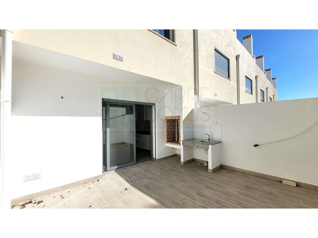 Moradia T2+1 Moderna com Terraços e Estacionamento.-8