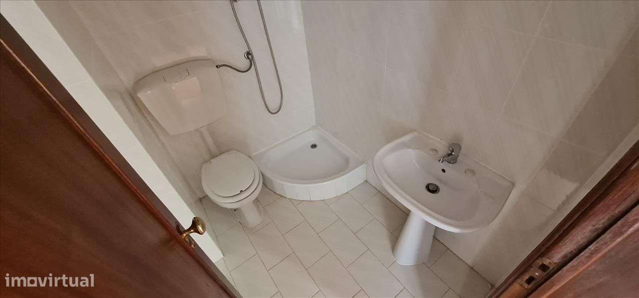 Apartamento T2 com Boa Exposição Solar em Rio de Mouro-12