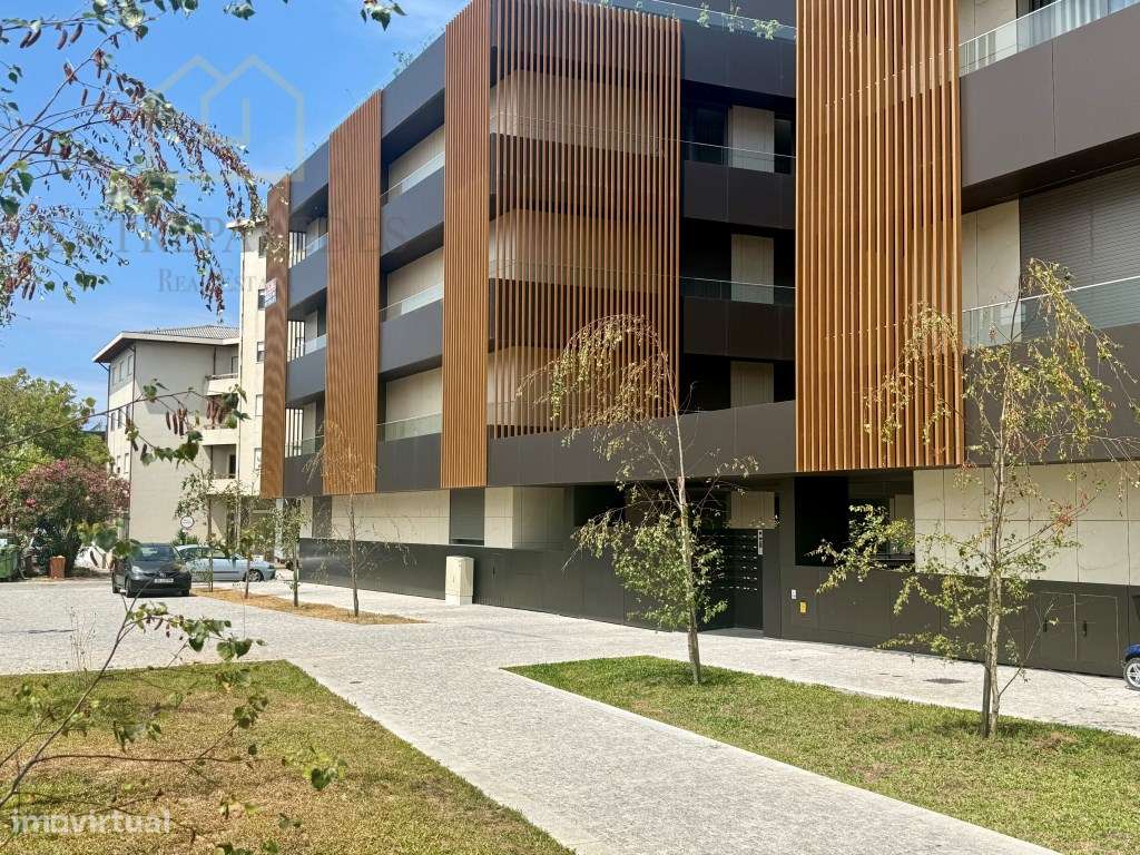 Apartamento T2 com terraço e garagem no centro de Espinho para comprar-17