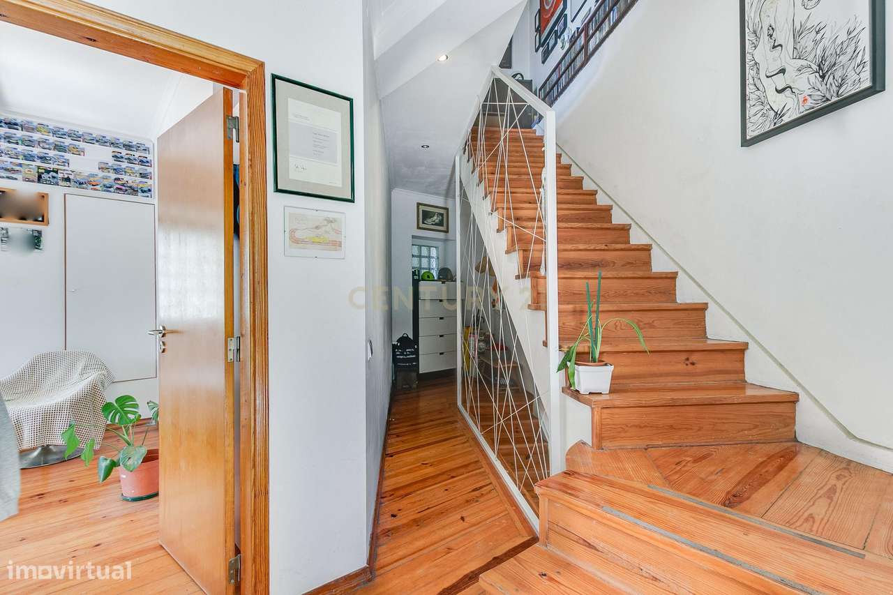 Terreno de 956m2 com duas moradias em Alcântara, Lisboa, uma T4 e T3-26