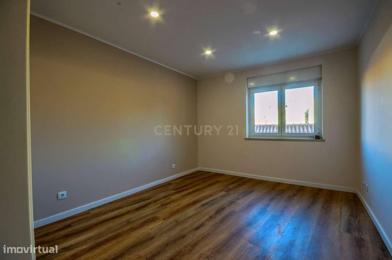 Apartamento T3 com parqueamento frente ao Parque D. Carlos I-8