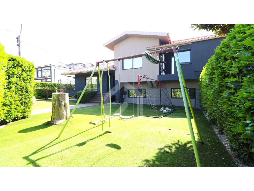 Moradia individual T4+1 com piscina, em Esmeriz-35