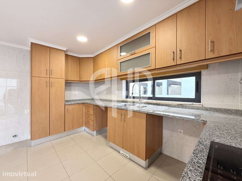 Exclusiva Moradia T5 de Arquitetura Contemporânea em Almada - Feijó-15