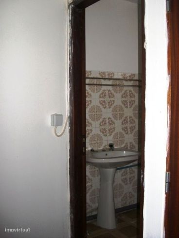 Vendo Garagem/Armazém Junto ao seminario em Leiria-10