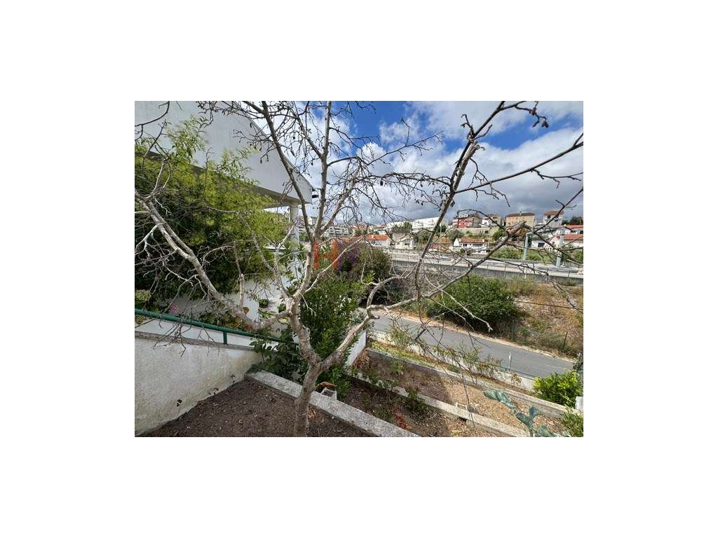 Vende-se Moradia Isolada M4+1 com garagem e jardim.-44