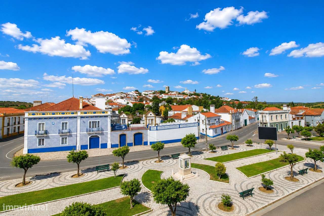Moradia de Prestígio com T1 Independente, Terraço Panorâmico e Exce...-36