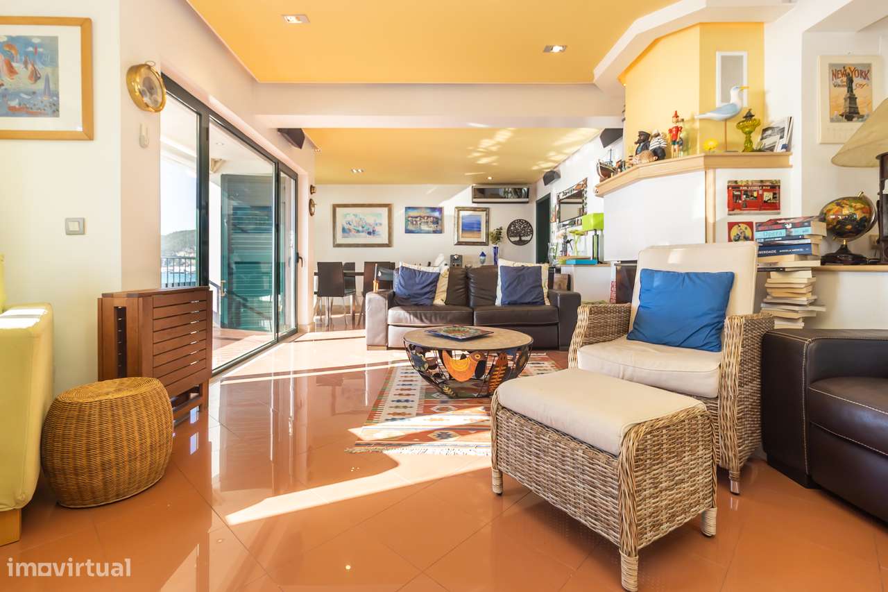 T4+1 Duplex em Primeira com 250m2, Linha de Mar | Sesimbra-5