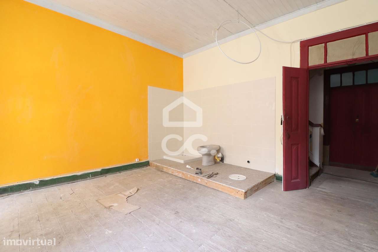 Prédio para recuperar junto à Praça do Comércio! - Grande imagem: 3/24