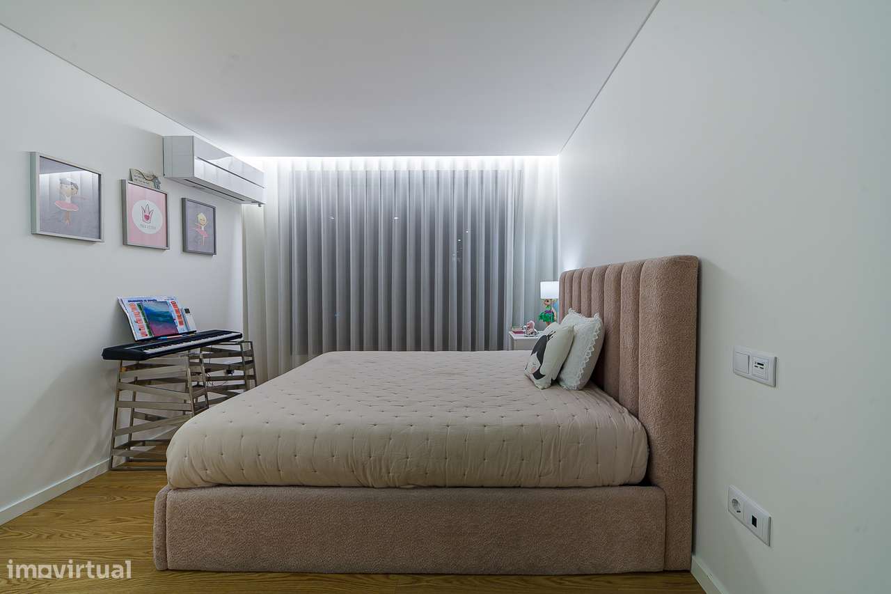 Exclusivo apartamento T3+1 seminovo, com 190m2, três frentes e box-33