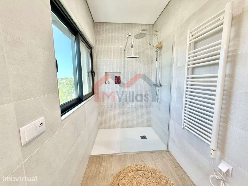 Moradia V4 com vista campo e piscina em Pechão - Olhão-34