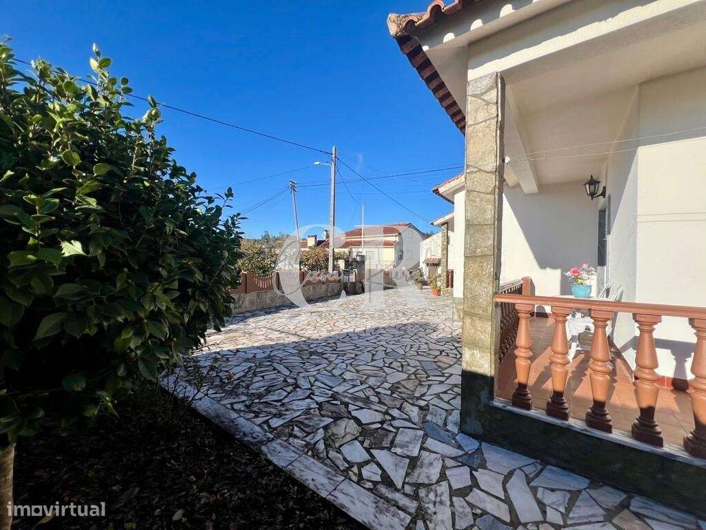 Excelente moradia térrea e independente com jardim em Arega - Figueiró-47