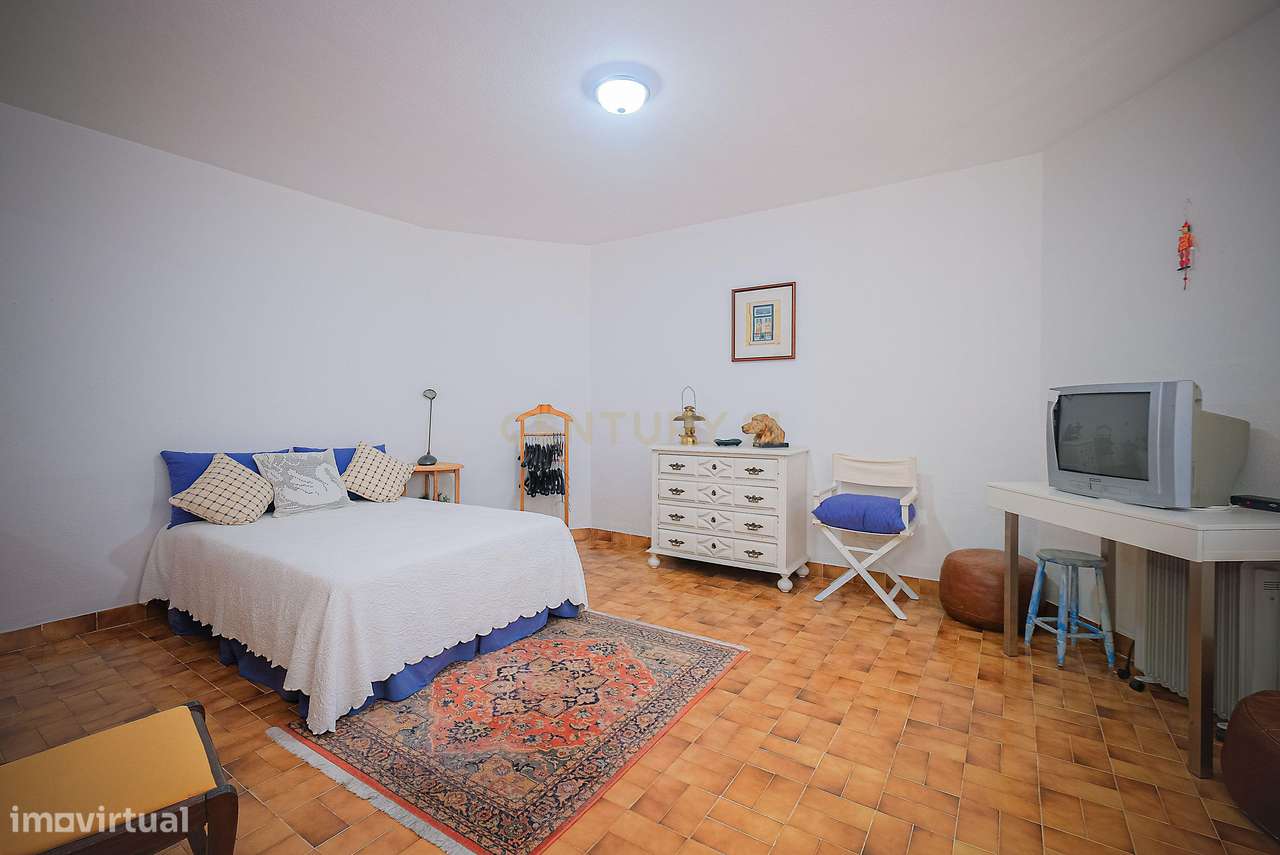 Moradia T5 em Carcavelos — Espaço, Conforto e Localização Privilegiada-32