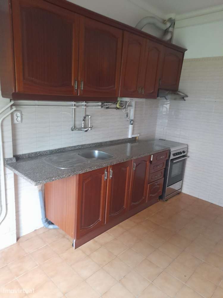T2 com cozinha separada e gás natural no Barreiro-1