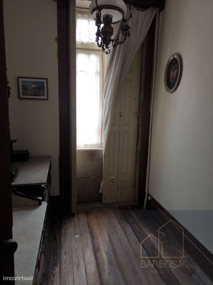 Moradia ANTAS - Av. F. Magalhaes - possivel prédio R/Ch+5! Zona ARU!-11