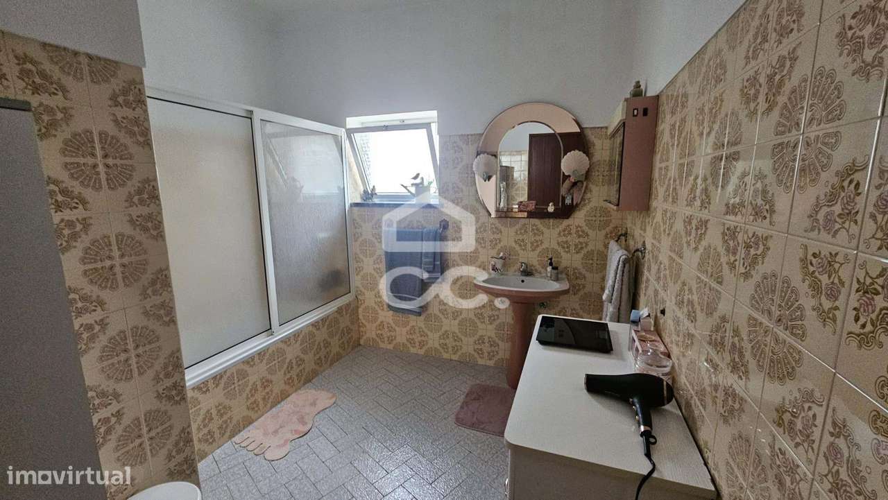 Moradia V4 com 174 M2, aproveitamento de sótão, garagem para 2 viatura-49