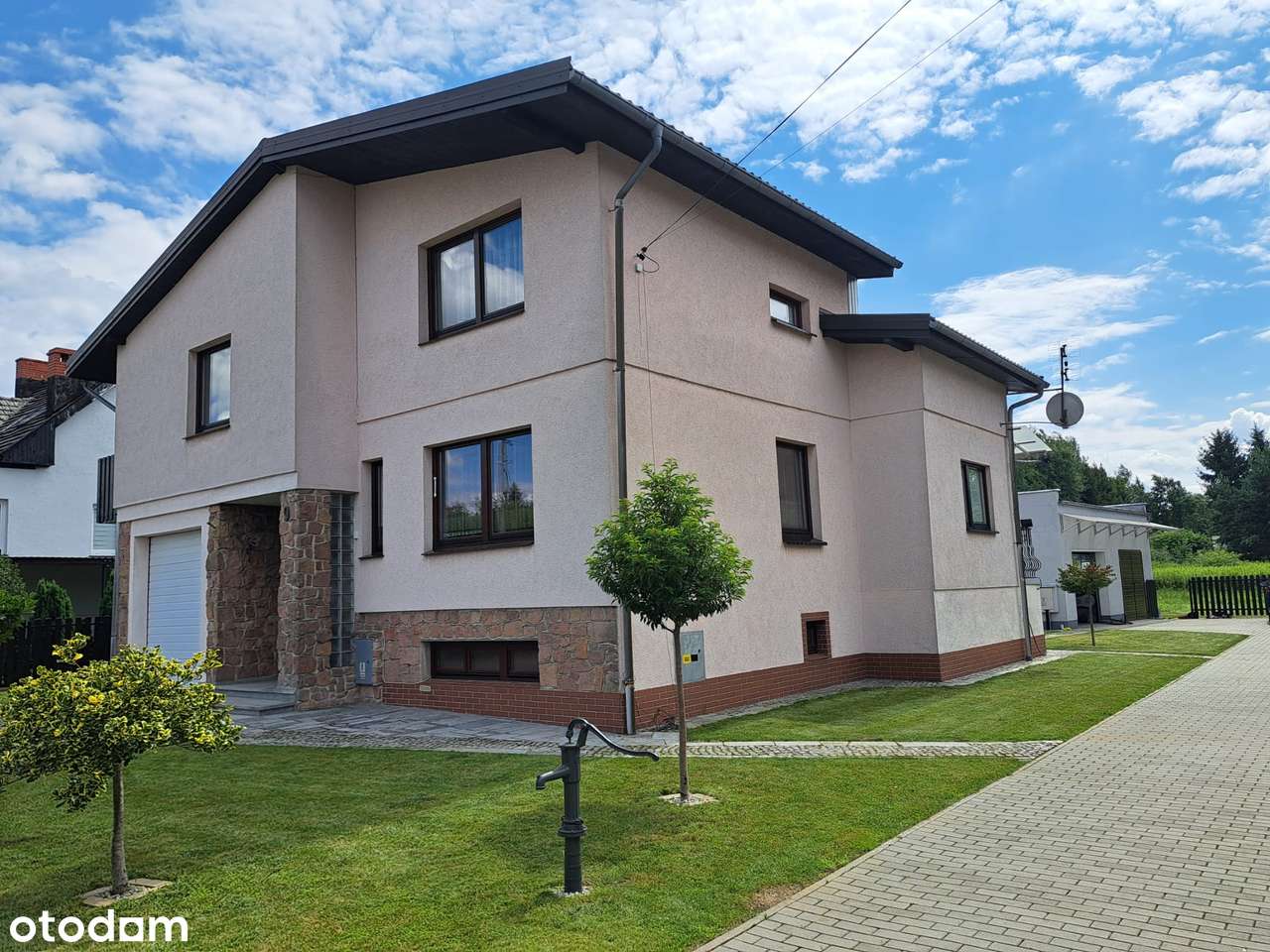 Dom wolnostojący o powierzchni 180 m², 5 pokoi z dużym garażem