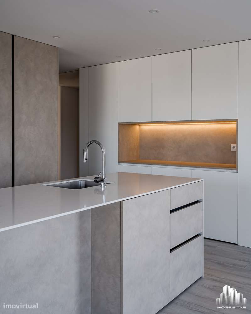 Fantástica Penthouse T4 com três Frentes e um Terraço de 120m2!-8