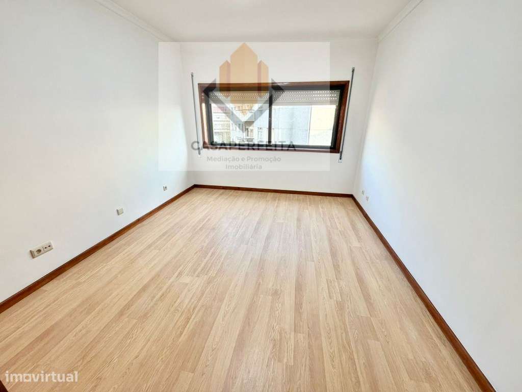 Fabuloso T2 Renovado com 100m2 - Próximo à Nova Linha de Metro e Es...-13