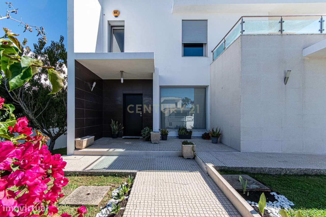 Moradia Isolada de Arquitetura Moderna com Piscina, Jardim e Garagem ( - Grande imagem: 4/60