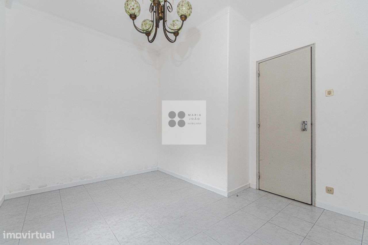 Moradia Bifamiliar, Quintal, Garagem, Local Sossegado.-27