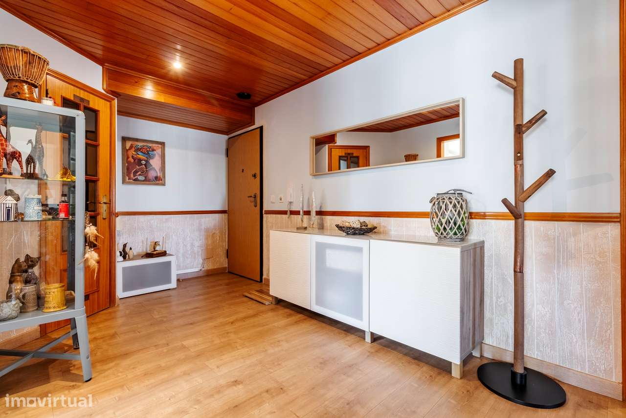 Apartamento T3 convertido em T2 c/ 2 Salas, Semi Remodelado em São Mar-38
