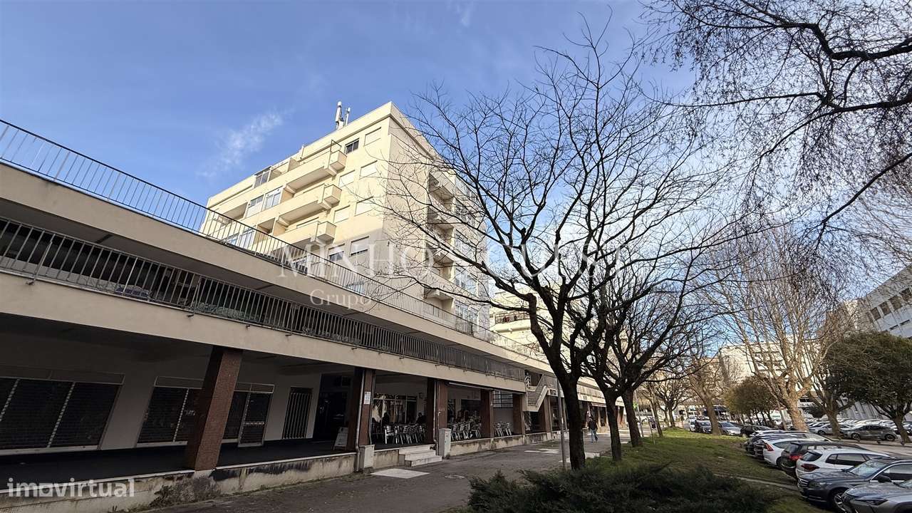 Apartamento T2 (Pronto Habitar) c/ elevador e garagem - Tribunal de Br-11