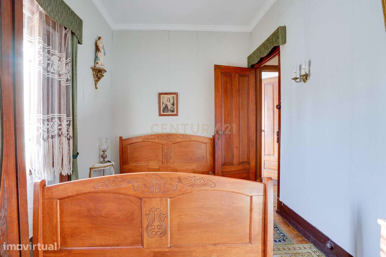 Moradia independente T6, situada no coração da linha de Cascais, junto-26