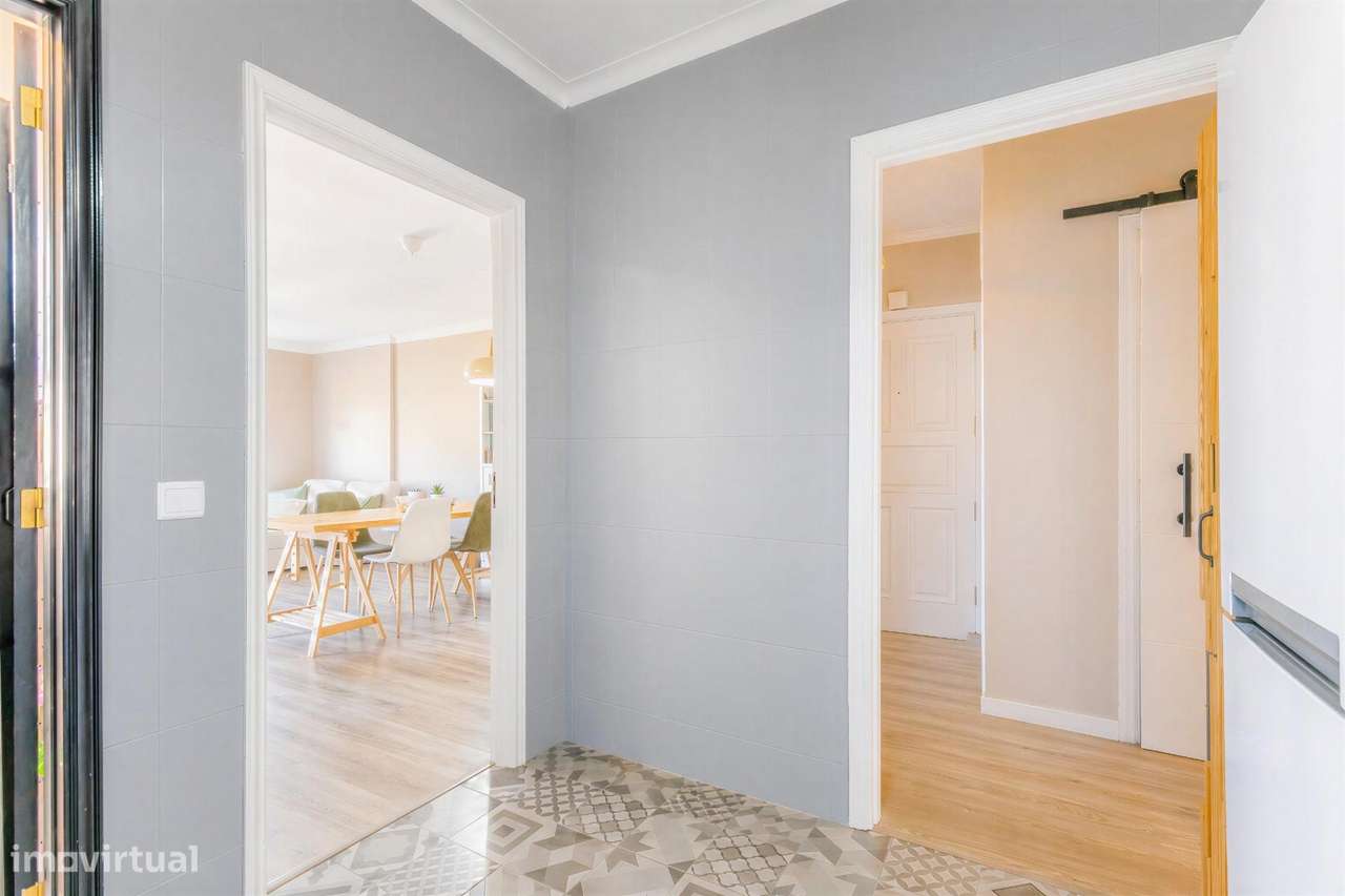 Apartamento T2 com Varanda — Excelente Localização junto ao Metro-10