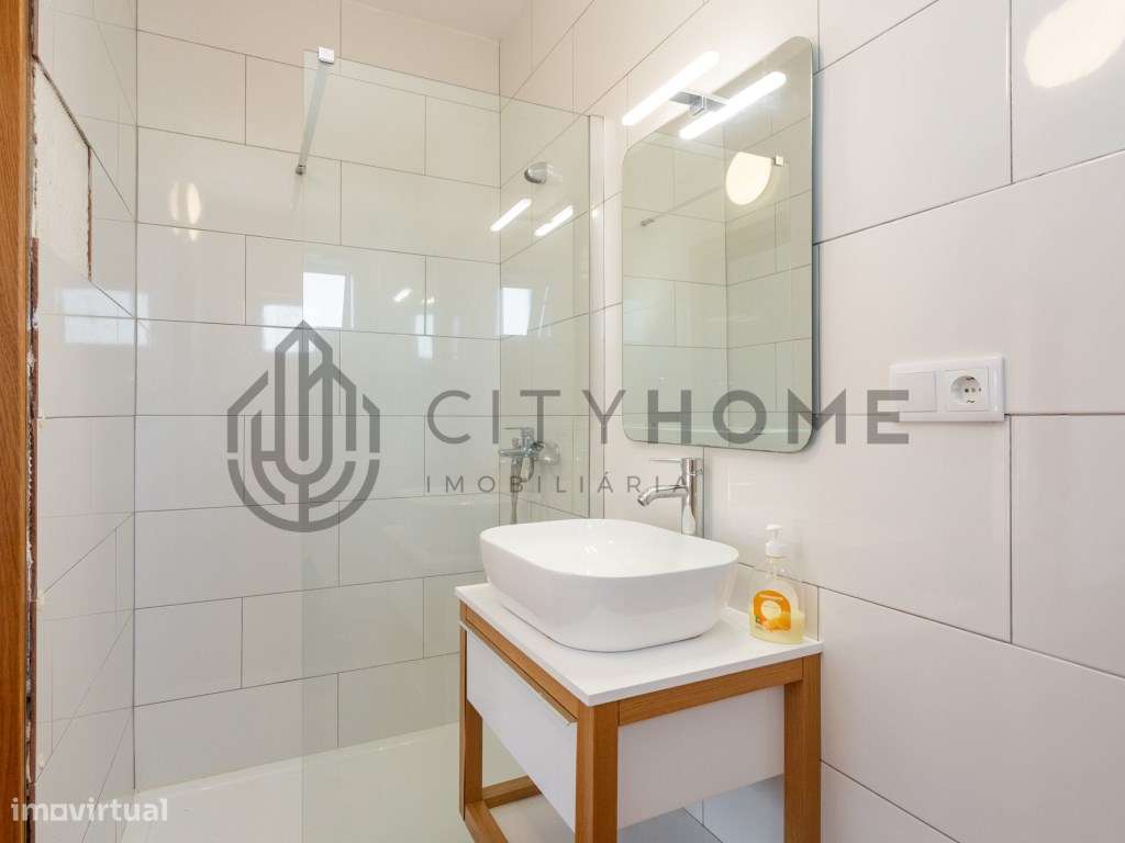 Moradia T4 com piscina infinita em terreno amplo em Silves-31