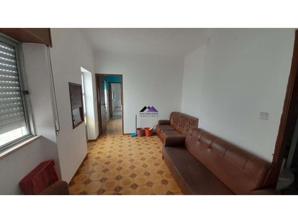 Casa Térrea para Recuperar nas Hortas com Grande Potencial-5