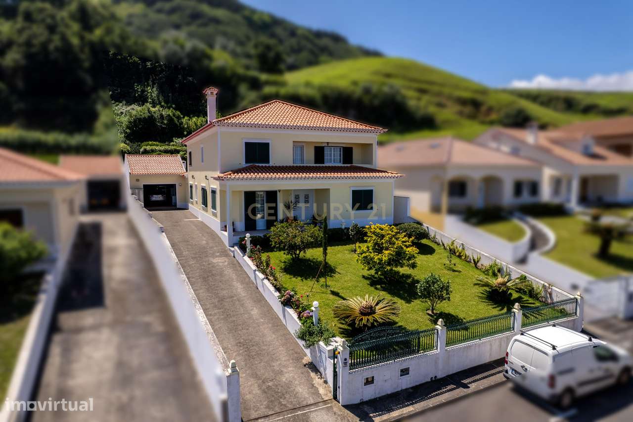 Moradia T4 com 2.971 m² de Terreno e Vista Panorâmica-0