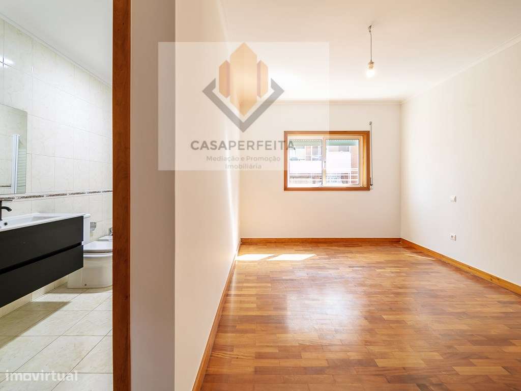 Fabuloso Apartamento T3 de 3 Frentes com Varanda e Box - Avintes-22