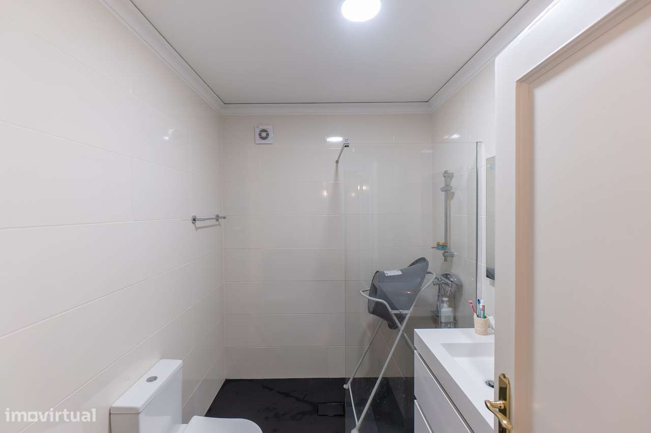 T1 com 2 varandas e lugar de garagem na Madalena-13