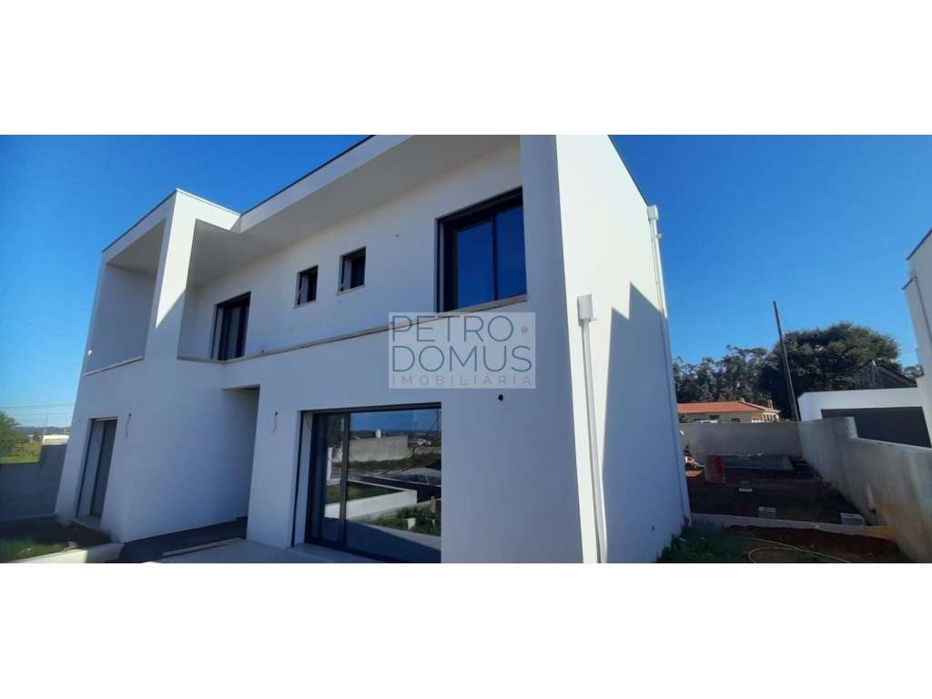 MORADIA INDIVIDUAL T4 EM LOTE DE 600 COM PISCINA - EM CONSTRUÇÃO-4