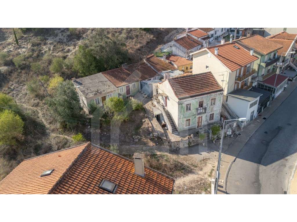 Conjunto de 3 moradias para reabilitação | Pedrulha-9