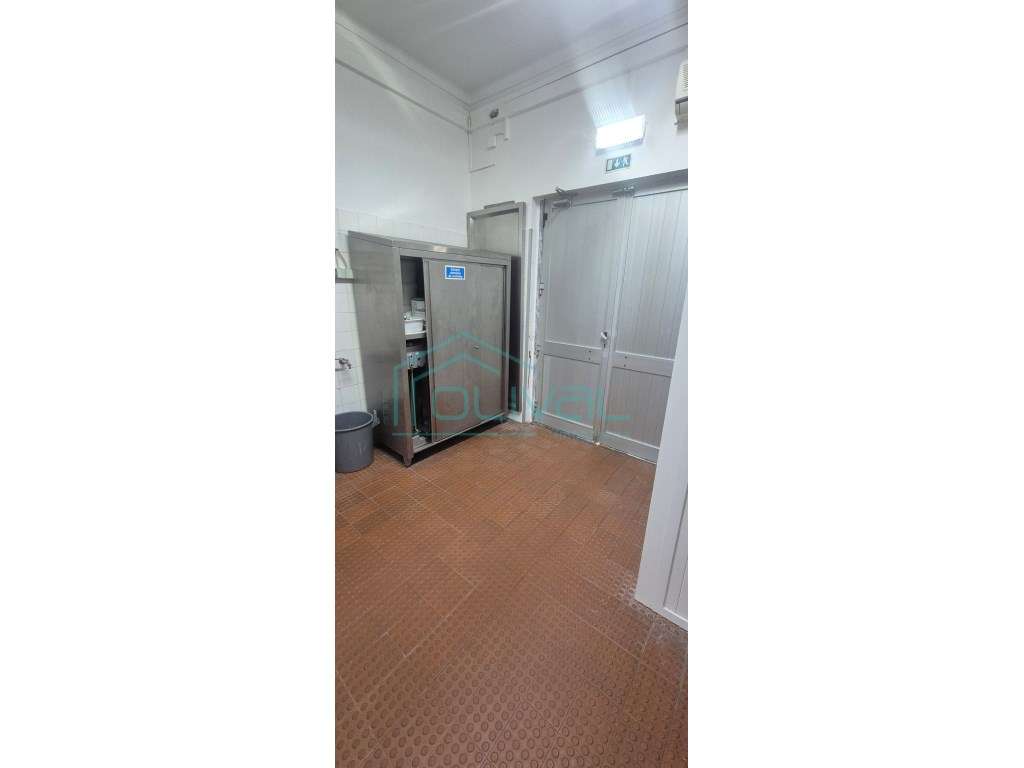 Talho e Charcutaria Tradicional - O Comércio de Proximidade no Port...-25