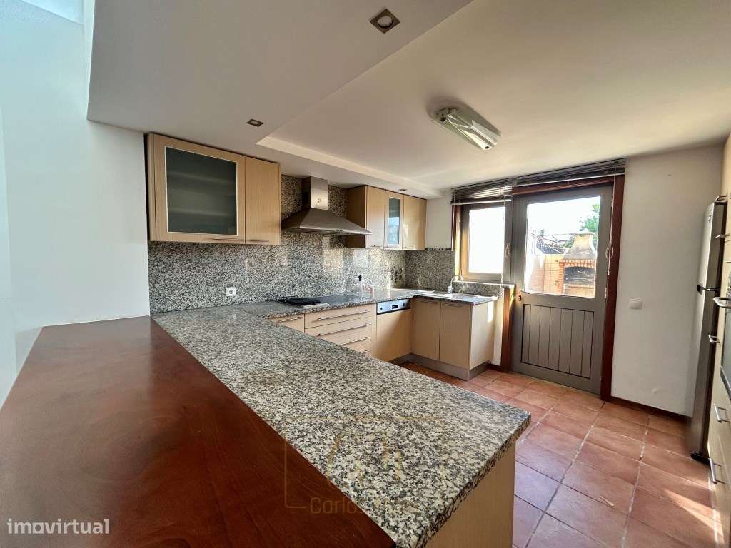 Moradia T4 com Garagem e Espaço ao Ar Livre no Coração da Cidade-3