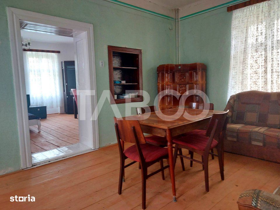 Casa la 30 km de Sibiu 4 camere anexe teren 1112 mp Marpod