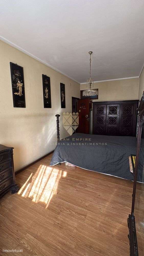 T4 com Potencial Extraordinário na Rua de Camões, Porto-6