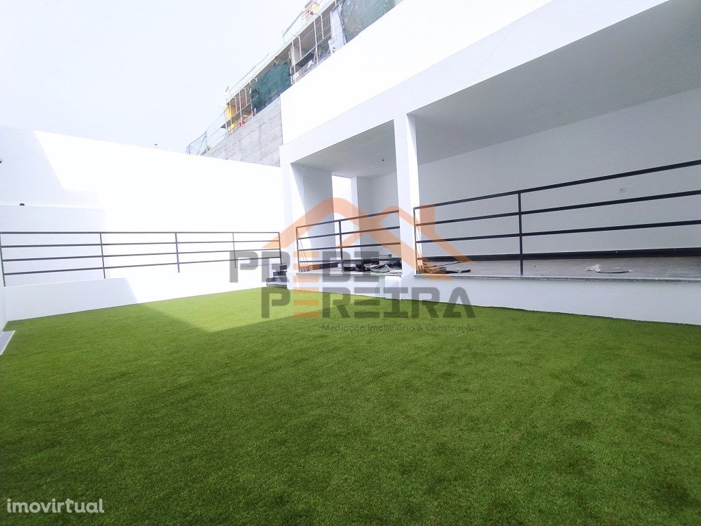 Moradia T3+1 com jardim, situada em C...