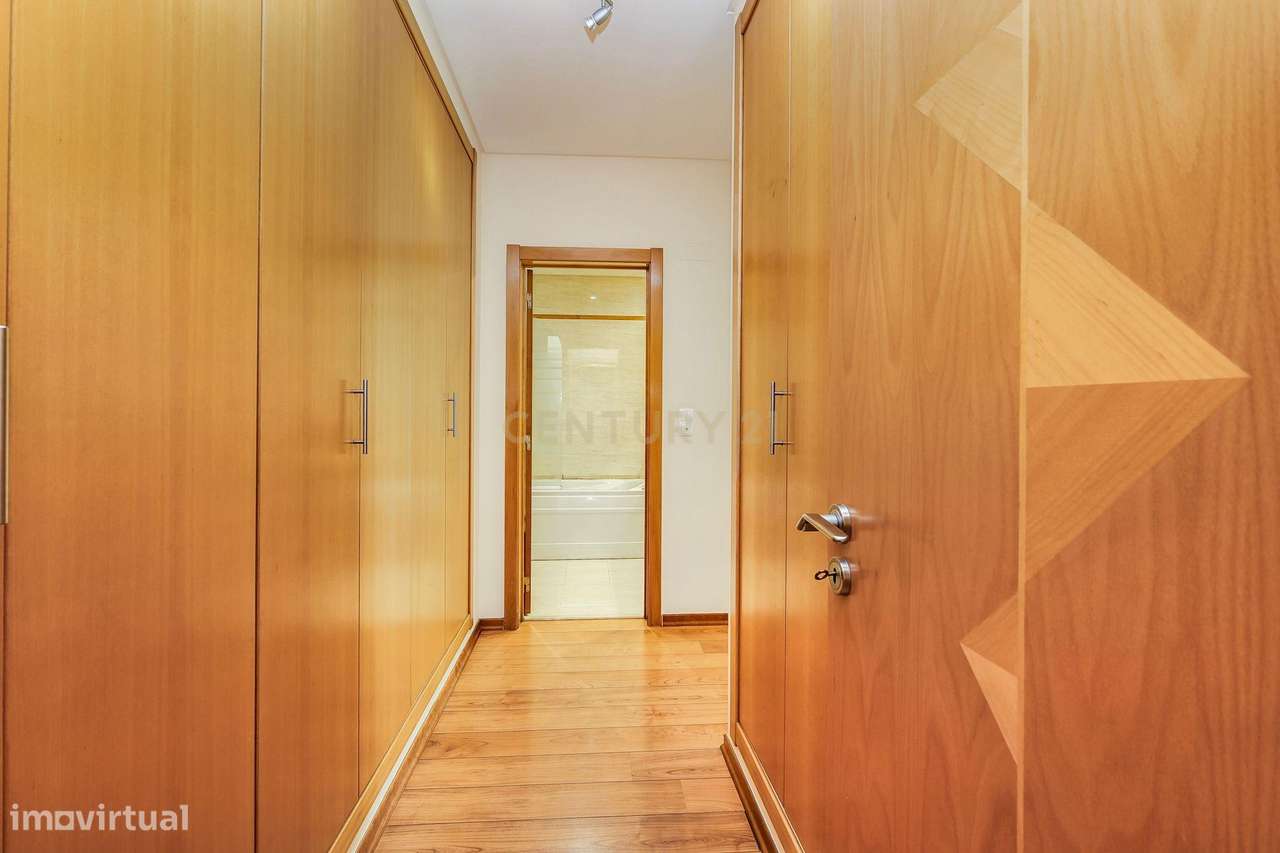 Apartamento T3 com vista panorâmica sobre o Jamor em condomínio fechad-12