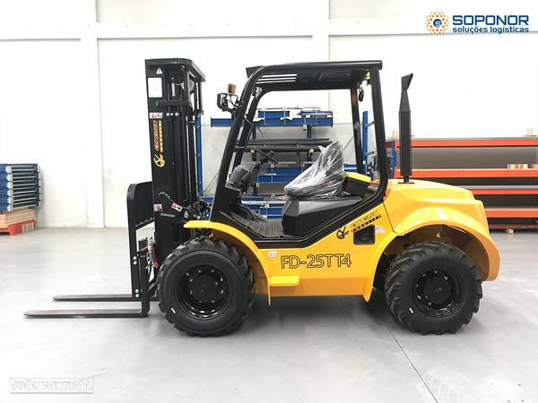 Outra não listada Empilhador NOVO Euroyen FD25TT4 2500 Kgs Diesel Tração 4x4 - 2