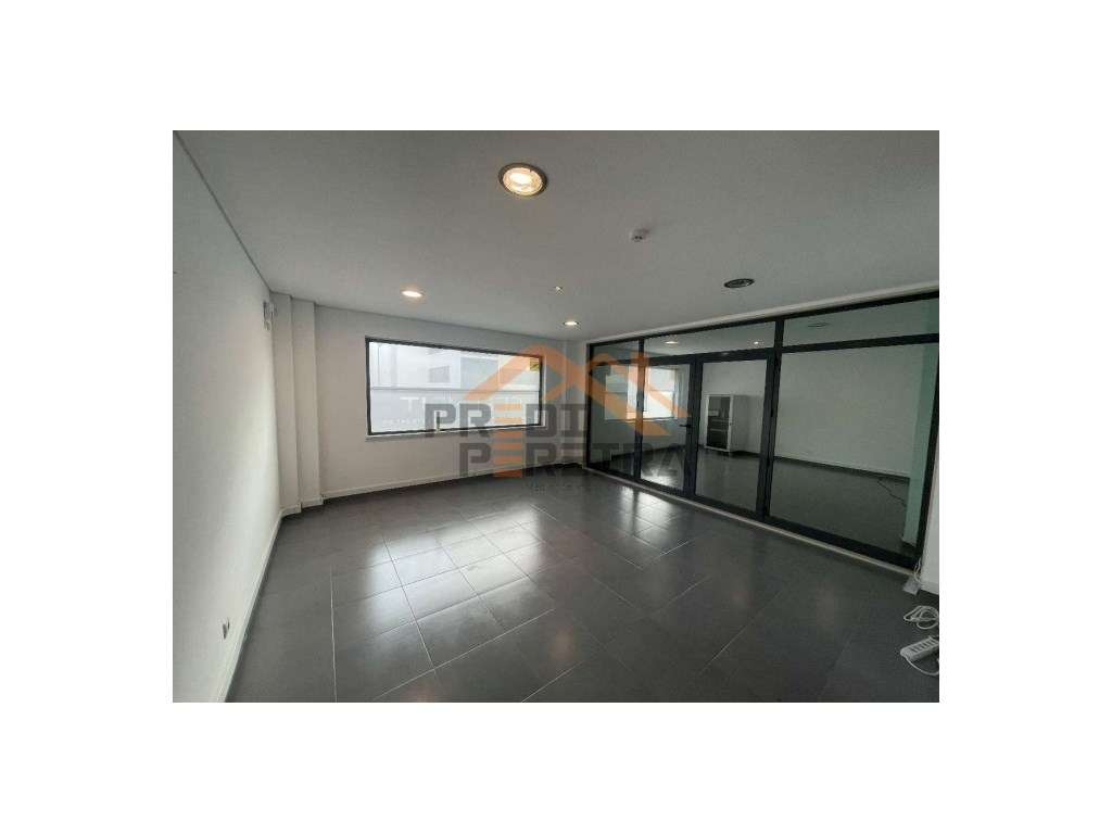 Loja situada na Quinta do Conventinho, Loures. - Grande imagem: 1/7