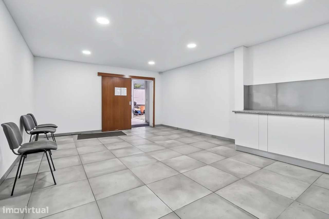 Armazém / Edifício Industrial com 1.800 m² | Avintes – Frente à N222-15