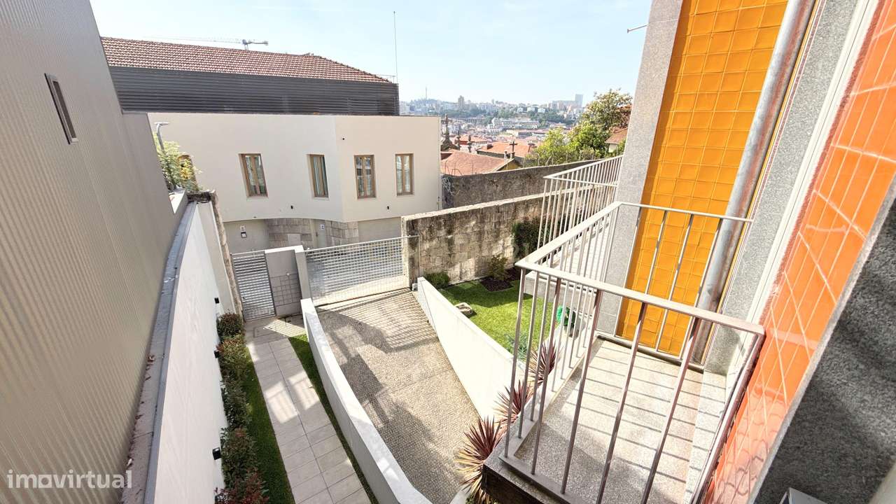 EXCLUSIVO T2 DUPLEX COM GARAGEM E VARANDA NO CORAÇÃO DA BAIXA DO PORTO-12