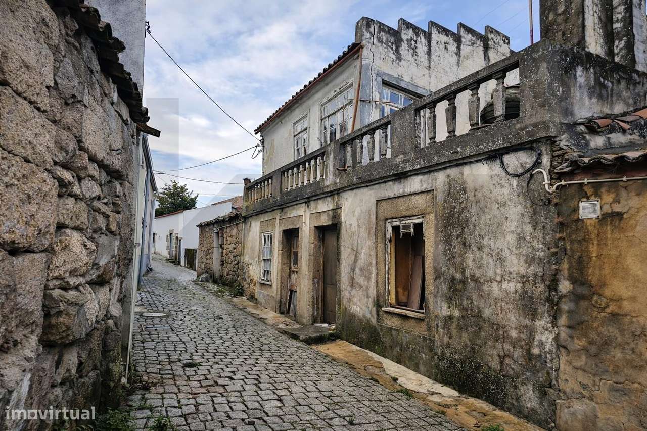 Moradia Tradicional com Antiga Adega para Reabilitação no Centro Histó - Grande imagem: 2/32