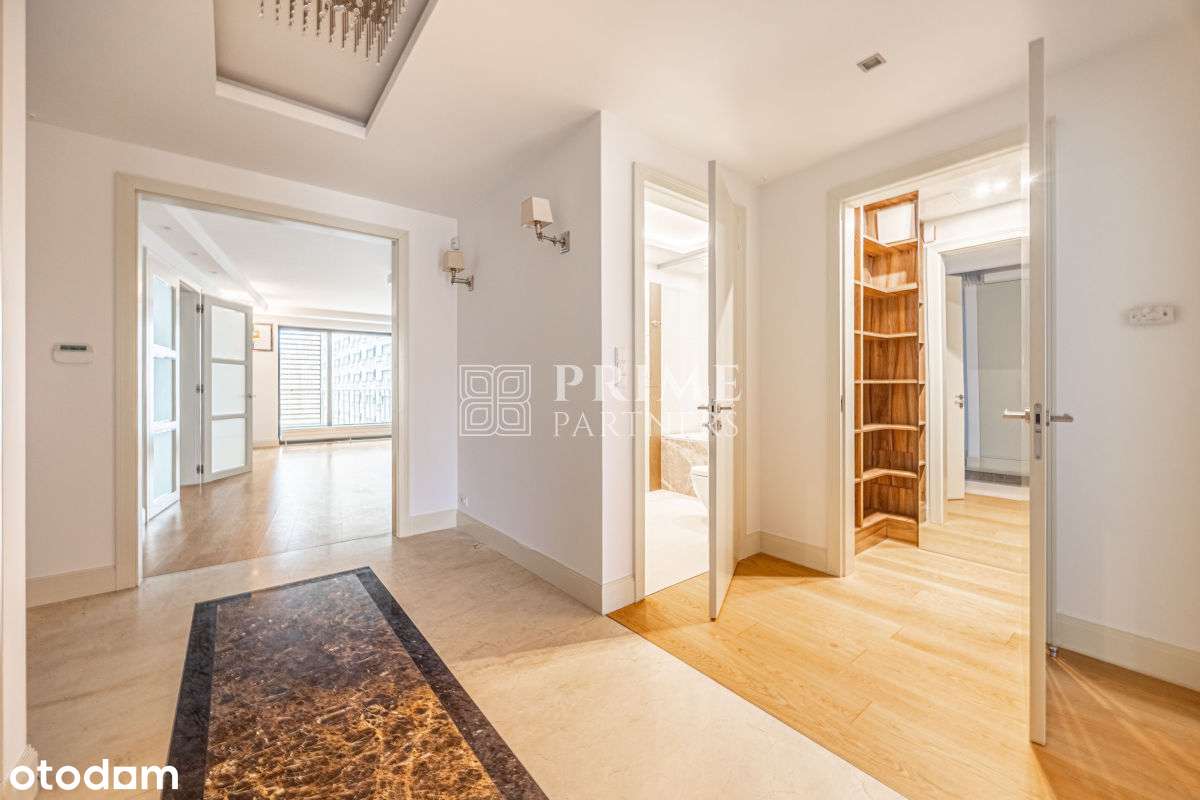 Apartament przy ul. Grzybowskiej 4 z dwoma miejscami garażowymi-0