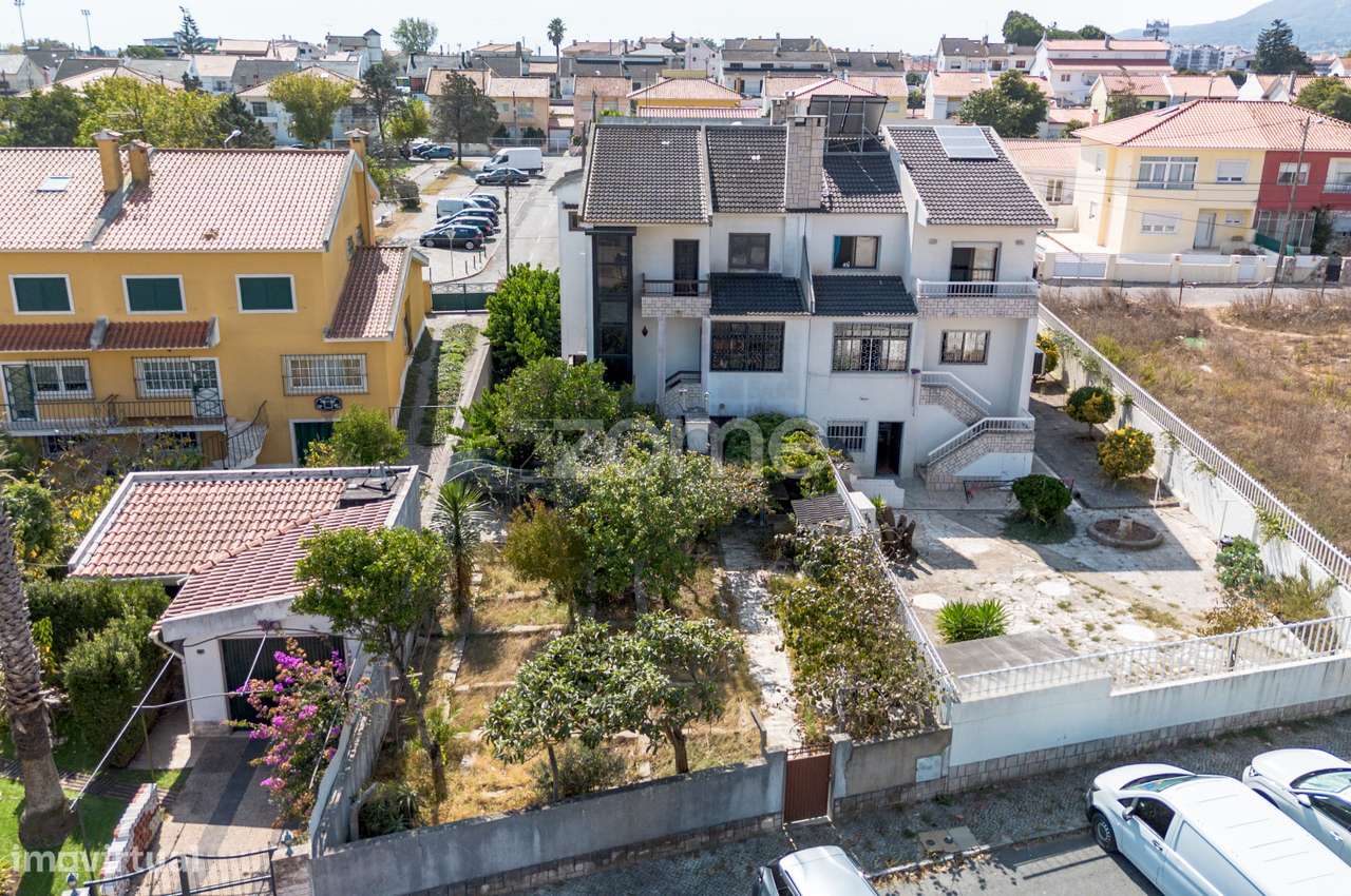 Moradia T4 (espaçosa) em Casais de Mem Martins-32