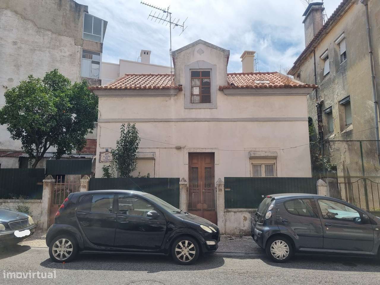 Moradia de dois pisos para remodelar - centro da Amadora-0