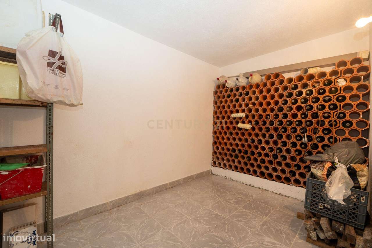 Apartamento de tipologia T2, com box e varandas, localizado em Rio de-28